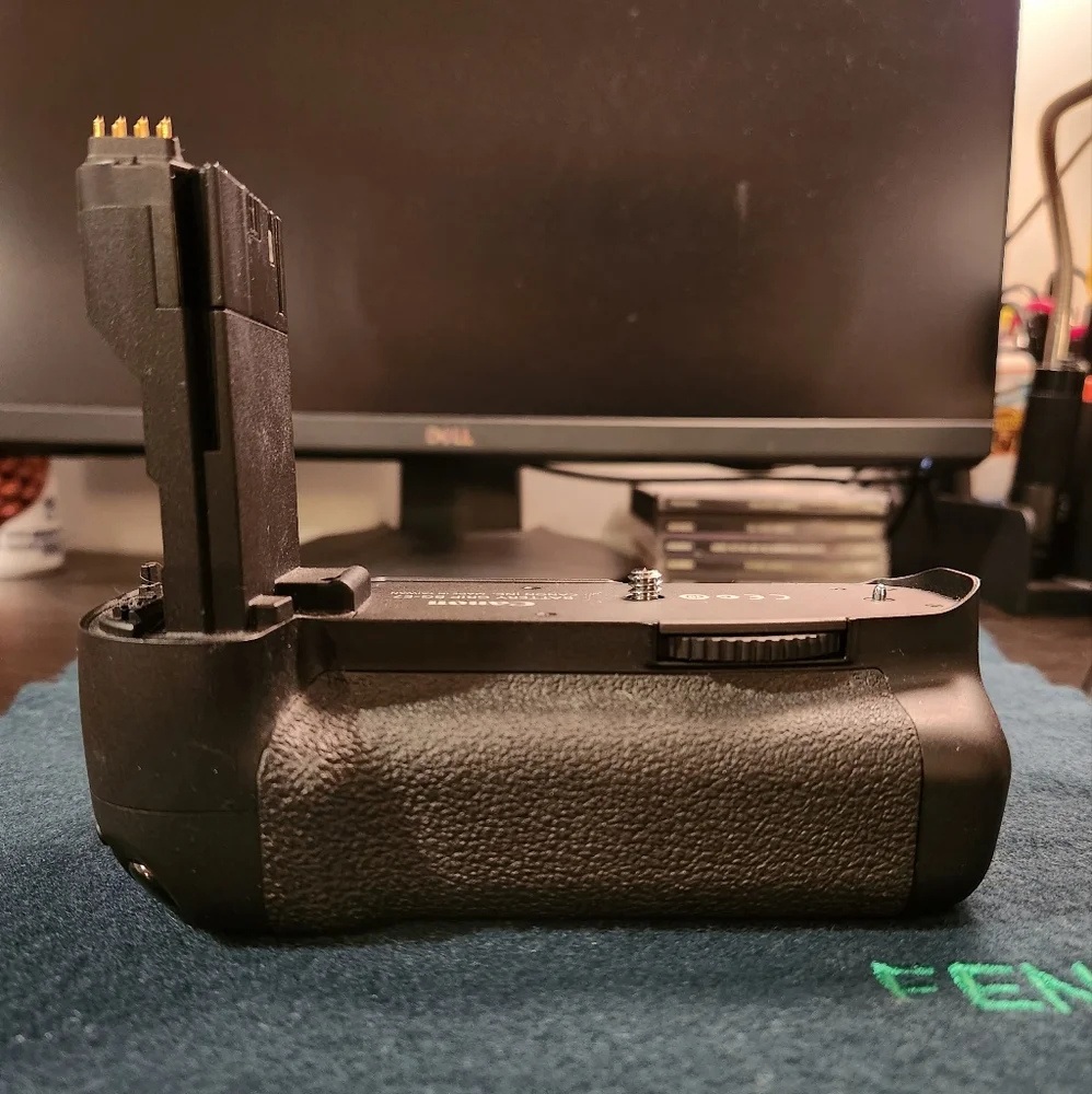 Genuine OEM Canon BG-E7 Battery Grip for Canon EOS 7D Camera